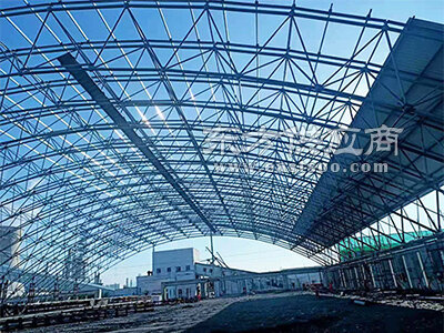 中铁建工集团青藏铁路西格段提质工程站房标段项目部德令哈站钢结