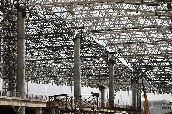 珠海机场改扩建工程钢网架结构全面封顶